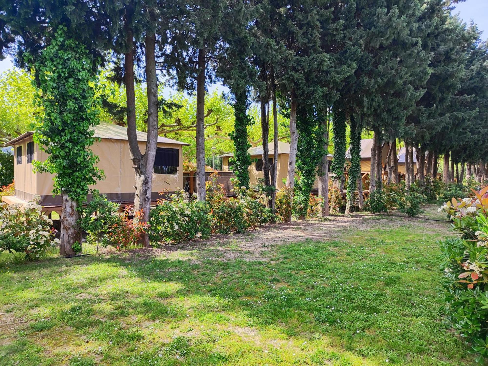 Camping Porte Des Alpilles By M.A Destination Glamping Saint-Etienne-du-Gres Exterior photo